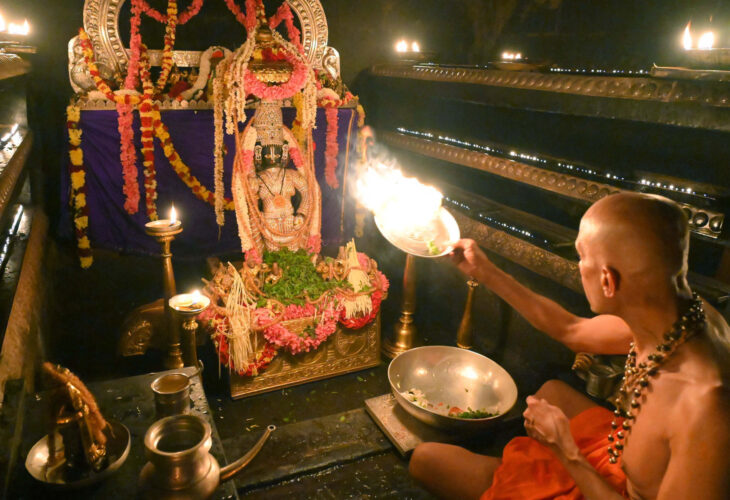 Shri Vidyasagara Theertha Swamij of Shri Krishnapura Paryaya Matha performed Mahapooja